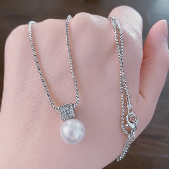 NEW Faux Pearls Pendant Necklace & Stud Earrings Set - Picture 3 of 6